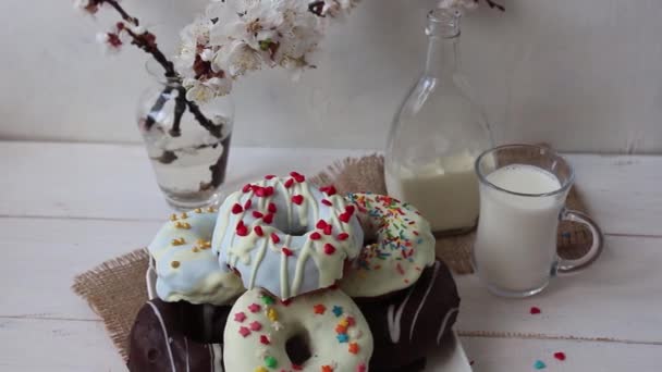 Donuts Donuts Tradicionales Vacaciones Joven Toma Donut Fondo Flores Leche — Vídeo de stock