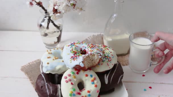 Doce Donuts Fundo Branco Jovem Toma Copo Leite Nas Mãos — Vídeo de Stock