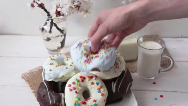 Солодкі Пончики Білому Тлі Молодий Чоловік Кусає Пончик Смачна Різноманітність — стокове відео