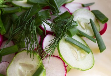Salata. Beyaz tabakta sebze salatası, yakın çekim. Sprin salatası