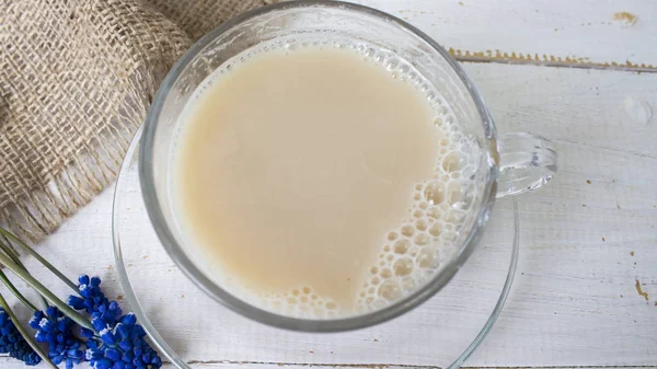 Una tazza di caffè calda. caffè forte su sfondo tavolo in legno. fresco — Foto Stock