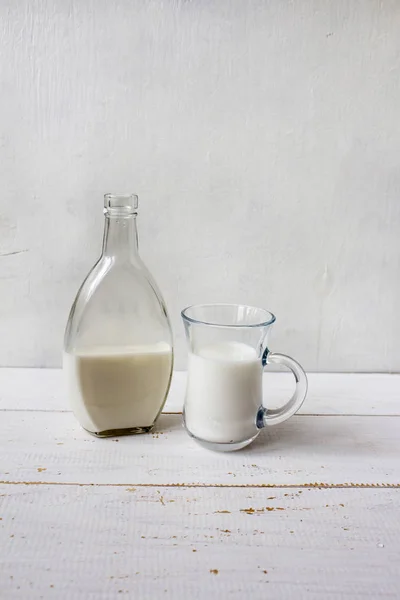 Köstliche frische Milch auf weißem Holzgrund. eine Flasche m — Stockfoto