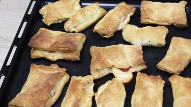Hot Puff Dengan Ham Dan Keju Baking Tray Dengan Puff — Stok Video