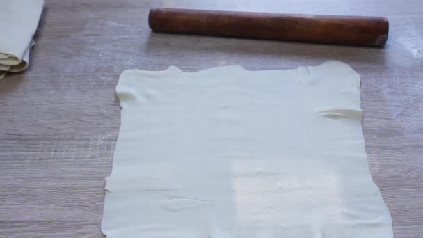 泡芙糕点放在一张木桌上 烹饪用的面条 — 图库视频影像