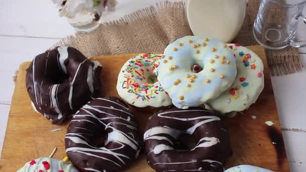 Donuts Auf Weißem Holzgrund Nahaufnahme Donut Mit Herz Traditionelle Donuts — Stockvideo