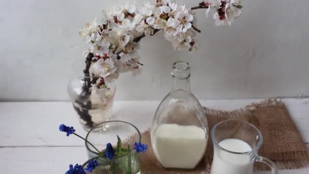 Ντόνατς Γάλα Λευκό Φόντο Μπλε Λουλούδια Ένα Ποτήρι Και Ένα — Αρχείο Βίντεο