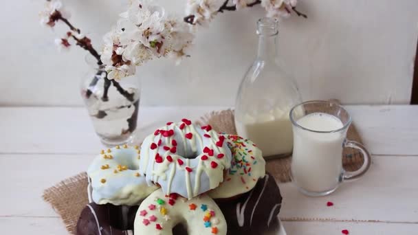 Donuts Tejjel Fehér Alapon Kék Virágok Egy Pohárban Sakura Ága — Stock videók