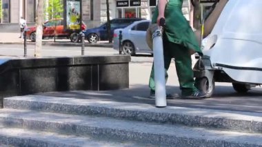 sokakları süpürmek. Genç bir adam sokakları temizler. Sokakları temizleyin. sağlıklı ekoloji.