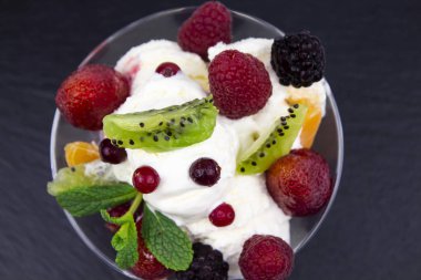 Sokakta tatlı yla öğle yemeği. Siyah bir taş üzerinde tatlı tatlı