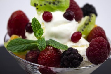 Beyaz arka planda tatlı tatlı. Dut tatlısı. Ferahlatıcı i