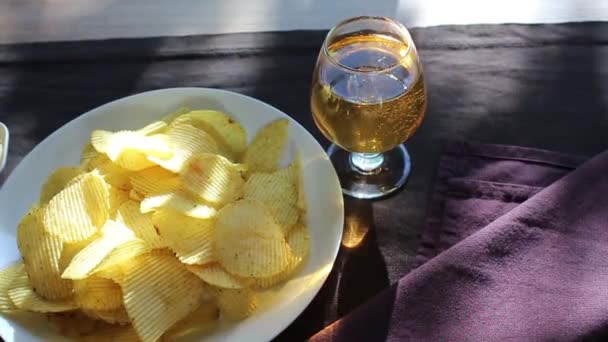 Potatischips Och Dricka Mörk Bakgrund Solens Strålar Reflekteras Bordet Kafé — Stockvideo