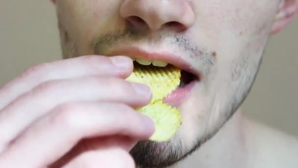 Chips Seorang Pemuda Dengan Kerikil Makan Keripik — Stok Video