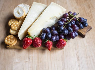 Üzüm ve çilek, kraker, fındık, meyve ve n ile Peynir