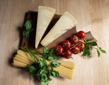 Ahşap arka planda spagetti ve makarna. coo kavramı