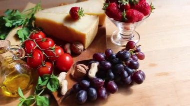 İtalyan makarnası. Makarna kiraz domates, fesleğen ve parmesan peyniri, üzüm, çilek için Malzemeler. Vegan makarna. Sebze ve meyveler