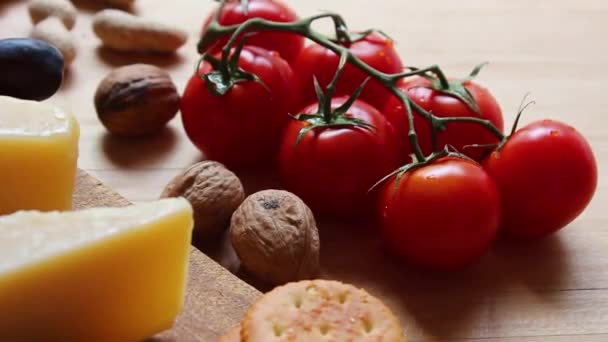 Cherry Tomaten Achtergrond Van Kaas Noten Een Houten Achtergrond — Stockvideo