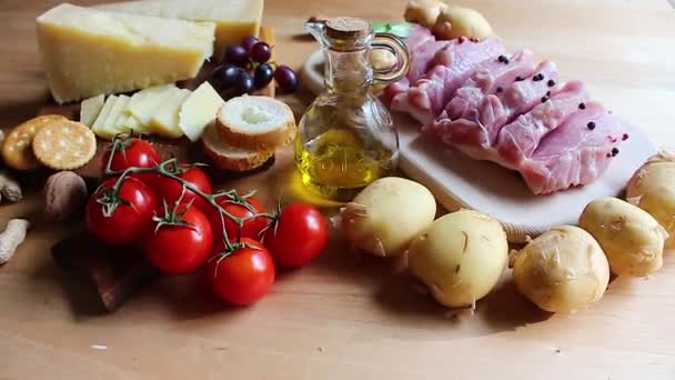 Bifes Porco Uma Tábua Madeira Batatas Novas Tomates Cereja Verdes — Vídeo de Stock