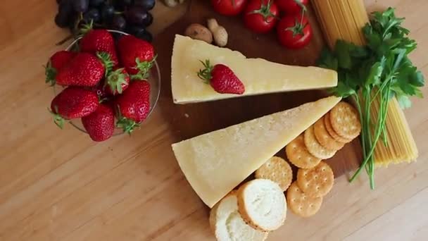 Italiensk Pasta Ingredienser För Pasta Körsbärstomater Basilika Och Parmesanost Jordgubbar — Stockvideo