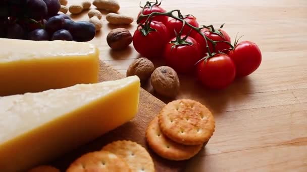 Queijo Tomate Cereja Bolacha Tomates Cereja Frescos Nozes Fundo Madeira — Vídeo de Stock