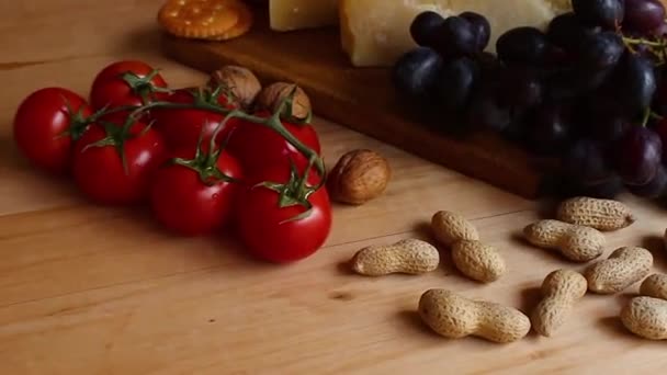 樱桃西红柿木背景上新鲜的樱桃番茄和坚果 — 图库视频影像