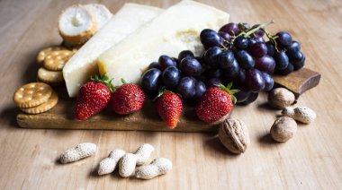 Peynir, üzüm ve klujunika arka planda