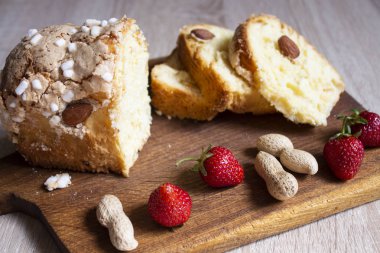 Ahşap bir arka plan üzerinde çilek ve fıstık ile Kek, üst v