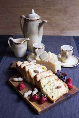 Koyu bir arka plan üzerinde çilek ile Pasta, üst görünümü. Kahve demliği