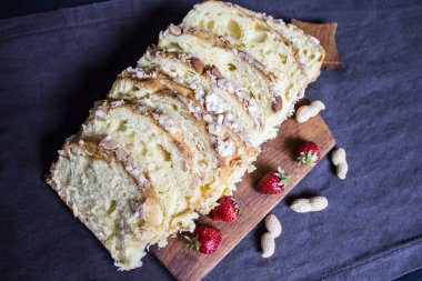 Koyu bir arka plan üzerinde çilek ile Pasta, üst görünümü. Ev yapımı b