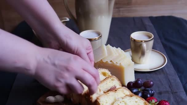 Домашня Випічка Торта Темному Тлі Полуницею Арахісом Мигдалем Кава Десертом — стокове відео