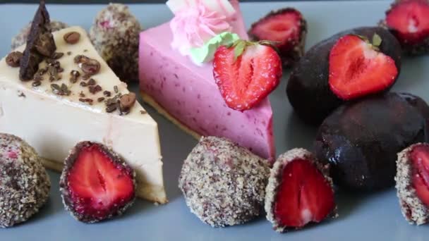 Pastel Chocolate Con Fresas Torta Gira Plato — Vídeos de Stock