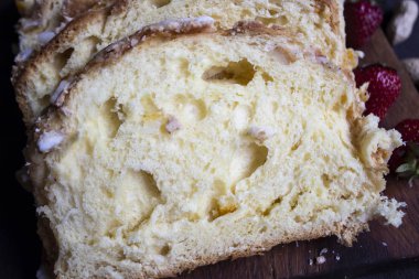 Bir dilim ekmek. Beyaz ekmek. Ekmek odunu. Masada ekmek var. B