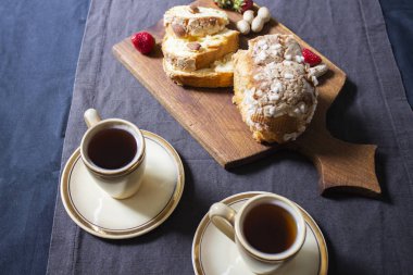 Sıcak kahve fincanı. ahşap masa arka plan üzerinde güçlü kahve. Taze 