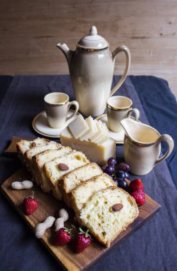 Sıcak kahve fincanı. ahşap masa arka plan üzerinde güçlü kahve. Taze 