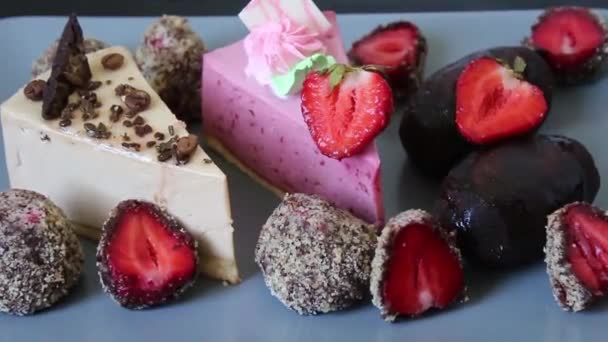 Dessert Schokoladenkuchen Mit Frischen Erdbeeren — Stockvideo