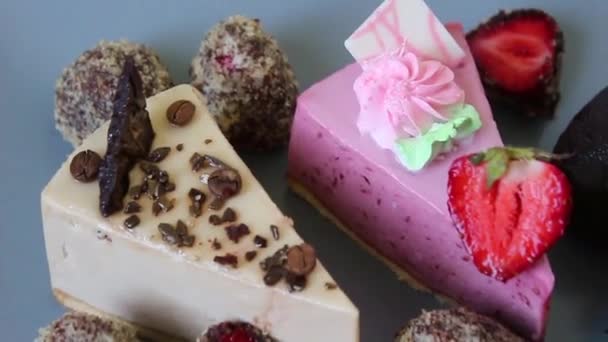 Десерт Шоколадный Торт Свежей Клубникой — стоковое видео