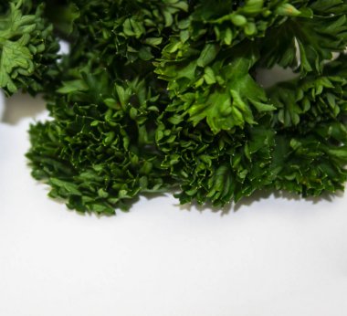 Ahşap soyut bir masa arka planında demet maydanoz. Taze pa