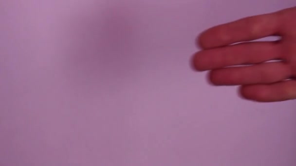 Telapak Tangan Pria Pada Latar Belakang Merah Muda Telapak Tangan — Stok Video