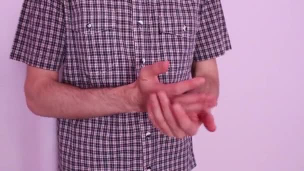 Молодой Человек Потирает Руки Мужчина Парень Клетчатой Рубашке — стоковое видео