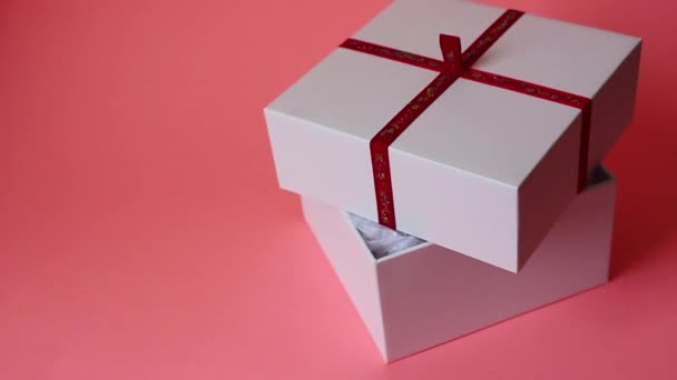 带玫瑰的礼品盒 粉红色背景的白色礼品盒 — 图库视频影像