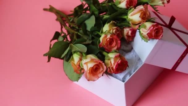 Geschenkbox Mit Roses White Geschenkbox Auf Rosa Hintergrund — Stockvideo