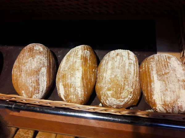Una rebanada de pan. Pan blanco. Madera de pan. Pan sobre la mesa. B) —  Fotos de Stock