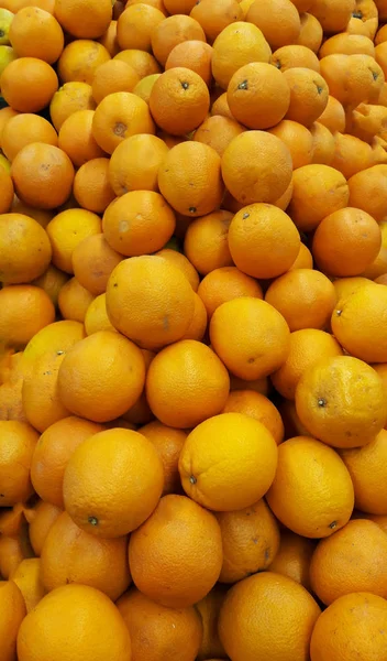 Laranjas. Fruta laranja. Laranjas prontas para venda. Laranjas de sumo. Sim. — Fotografia de Stock