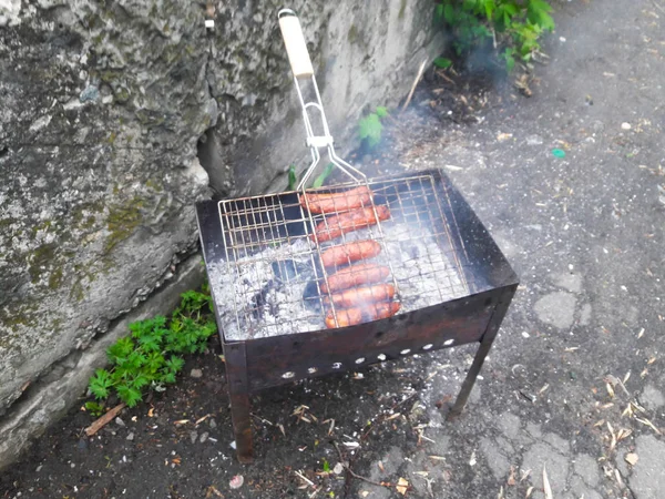 Grelha de salsicha na rua. Enchidos no grelhador. Comida grelhada , — Fotografia de Stock