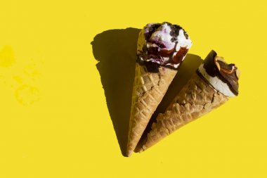 Bir waffle konileri çeşitli dondurma, iki dondurma izole 