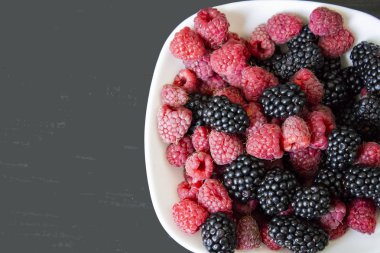 Çilek. Taze çilek ahududu ve böğürtlen beyaz bir p