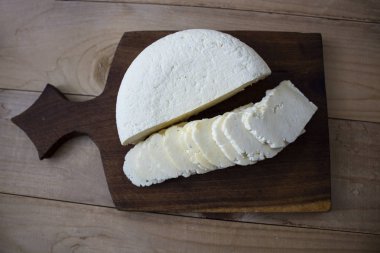 peynirden natürmort. Bir kesme tahtası üzerinde ev yapımı peynir ve g