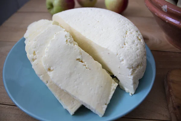 Fatias de queijo, queijo duro médio, queijo caseiro ou suíço a — Fotografia de Stock