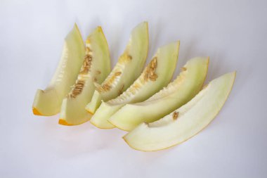 Kavun. beyaz bir arka plan üzerinde dilimlenmiş kavun. 