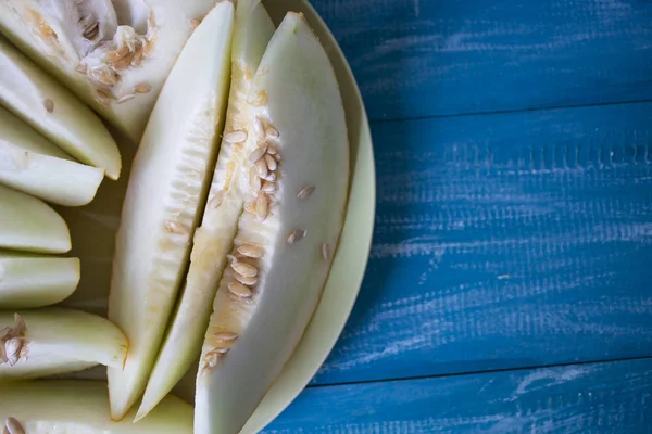 bir kavun üst görünümü. mavi karşı dilimler ile süslenmiş kavun 