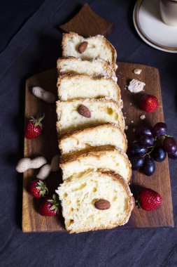 Çilek, badem ve sıcak çikolataile bir dut tatlısı 